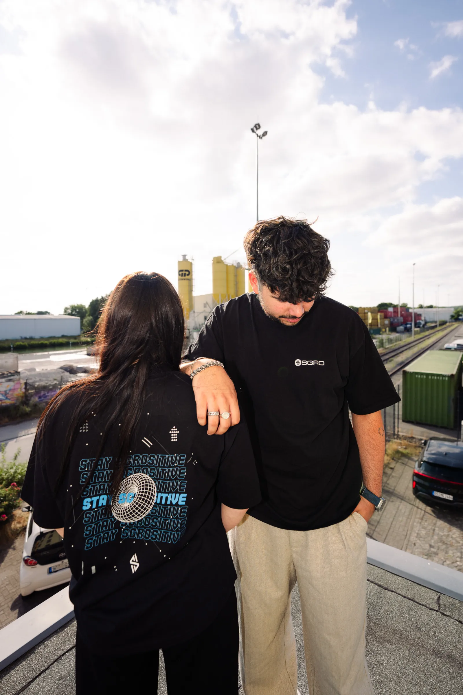 Rückansicht des Oversized Tees mit Stay-SGROsitive-Backprint
