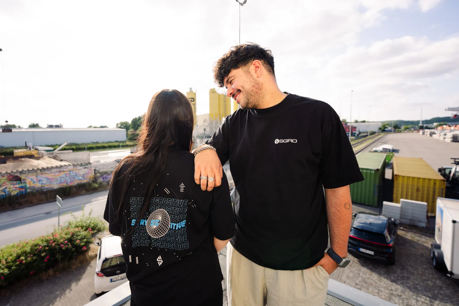 Pasquale und Leonie von hinten, Backprint des Tees im Fokus