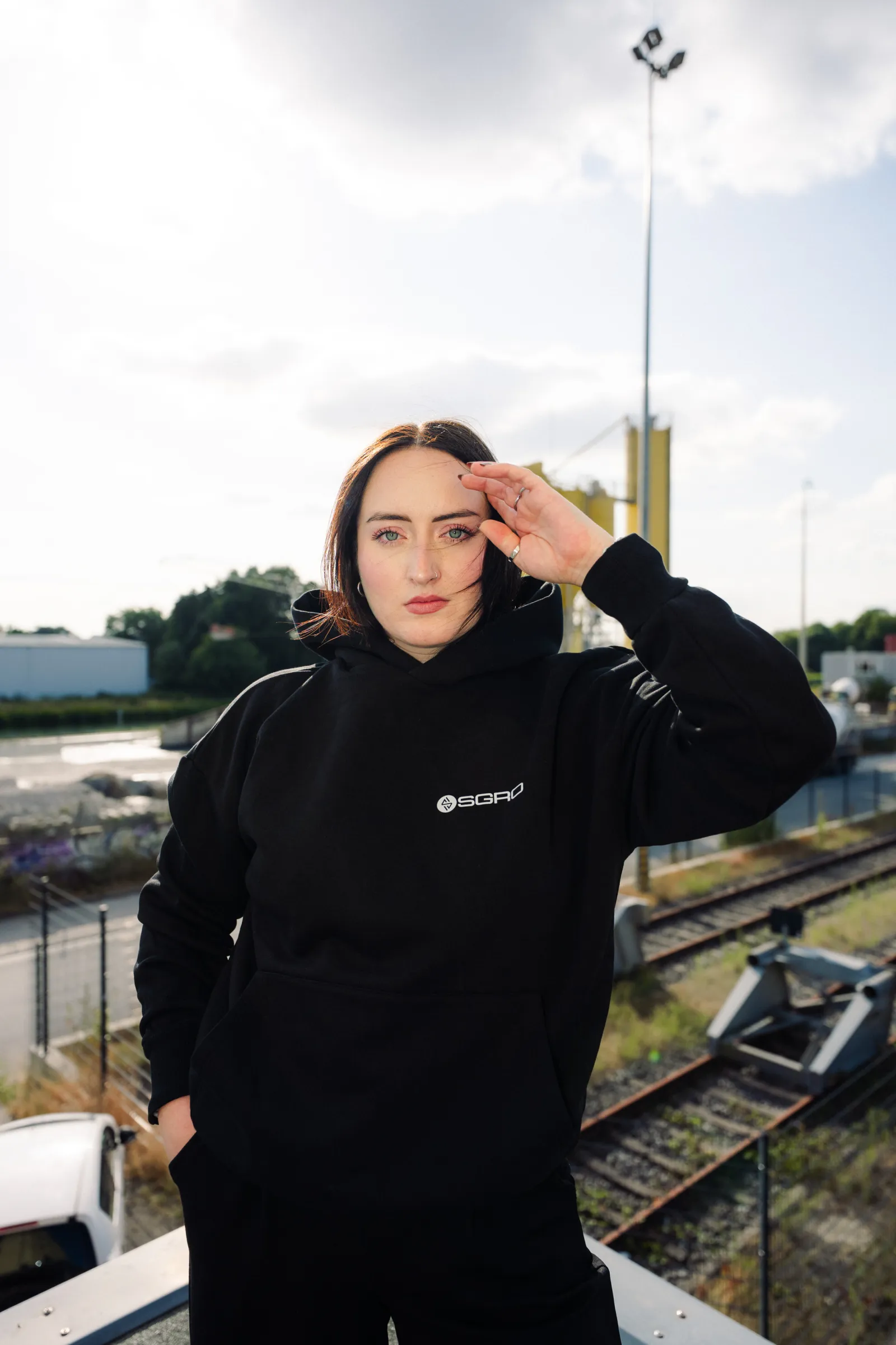 Leonie im schwarzen SGRO Heavy Hoodie