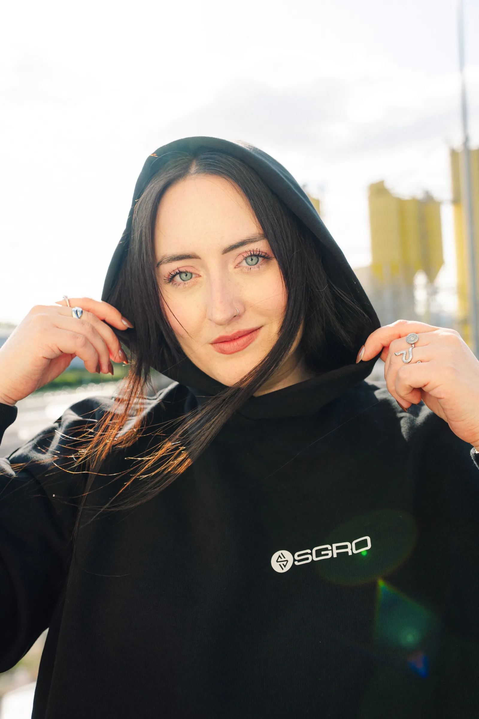 Leonie mit aufgesetzter Kapuze des Heavy Hoodies