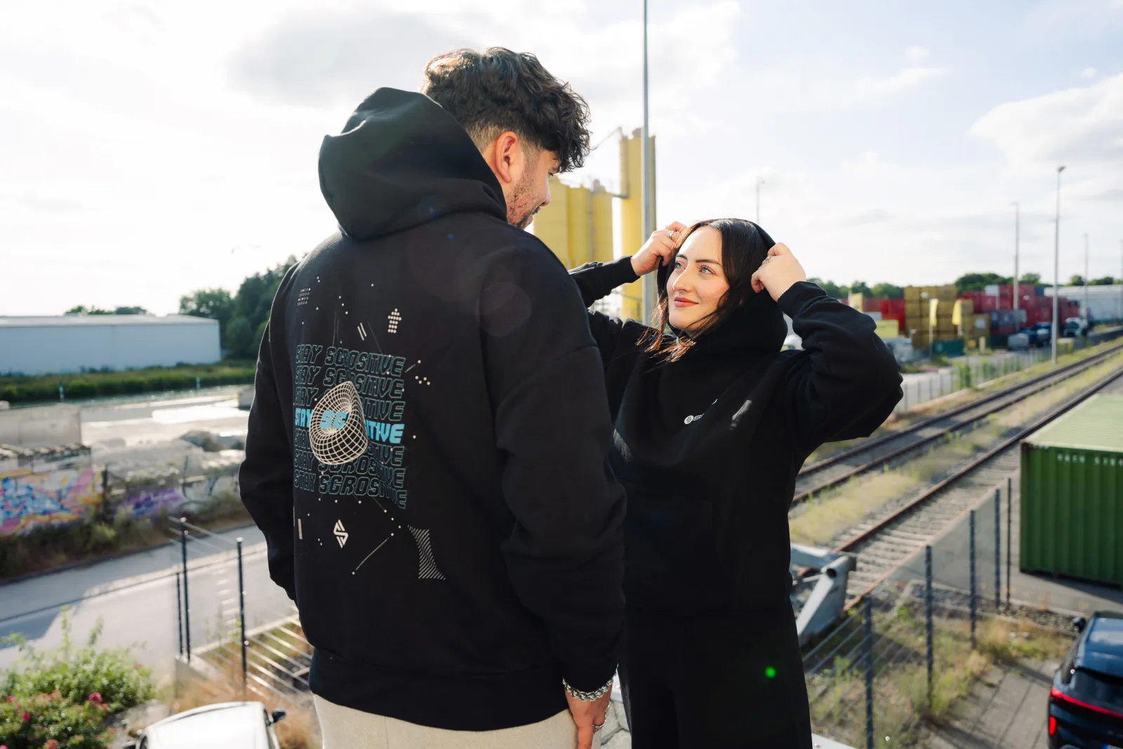 Beide im Heavy Hoodie - Backprint und Kapuze