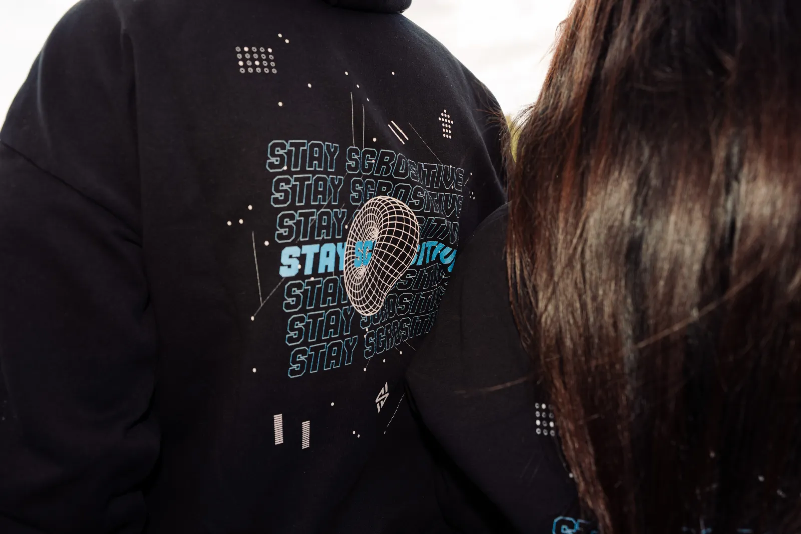 Nahaufnahme des Stay-SGROsitive-Backprints auf dem Hoodie