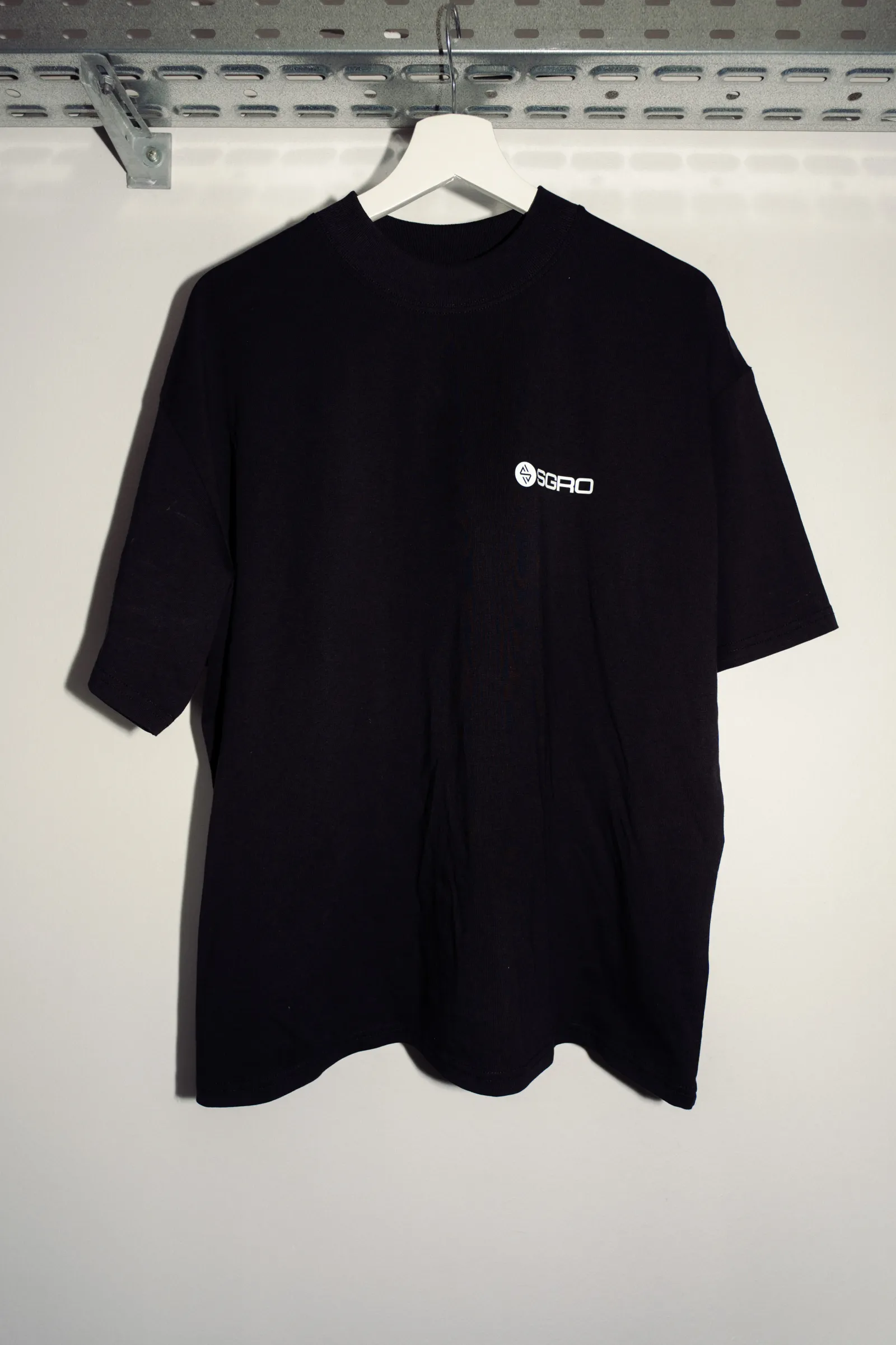 SGRO Oversized Tee - Vorderseite mit weißem Brustlogo