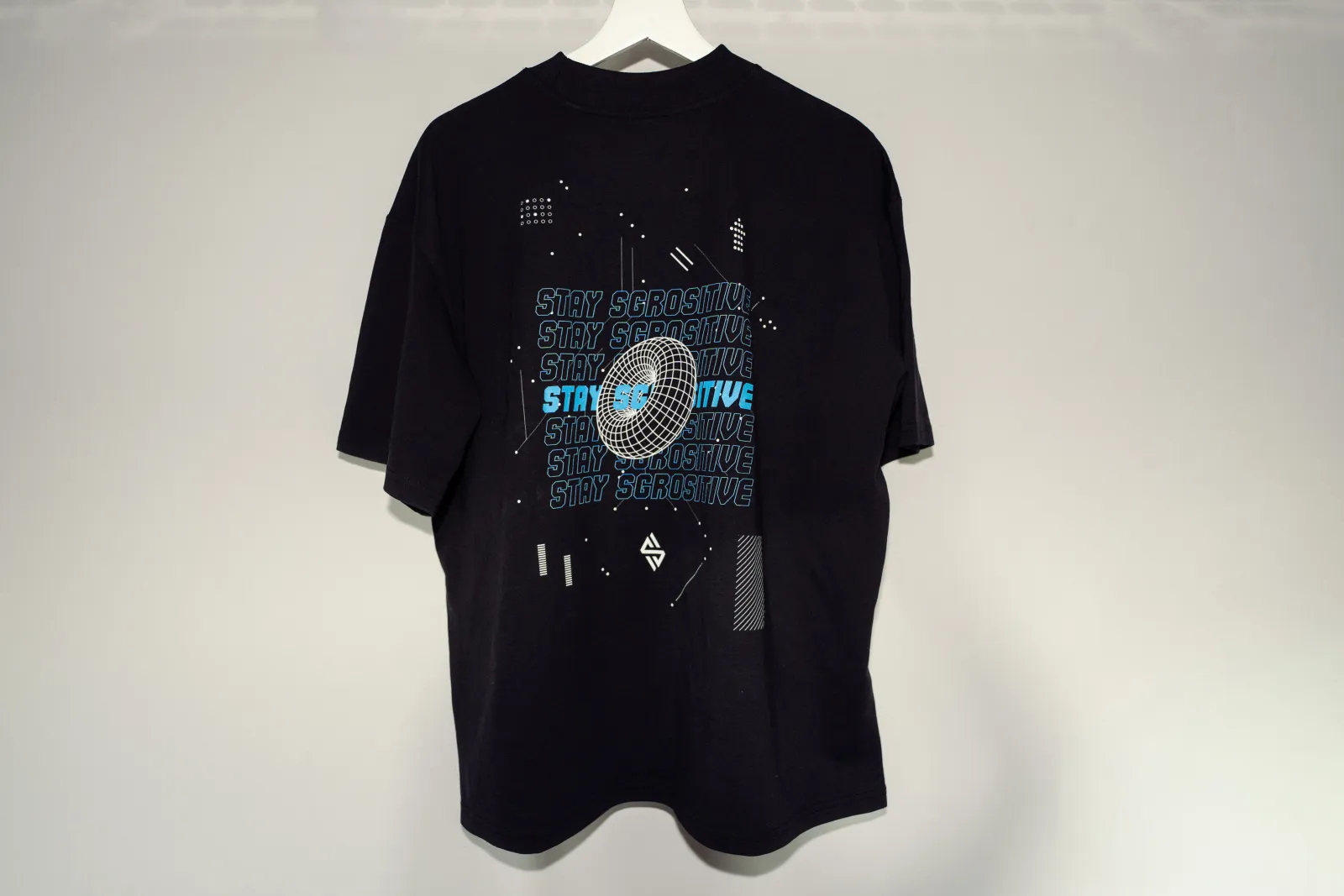 SGRO Oversized Tee - Rückseite mit Stay-SGROsitive-Print
