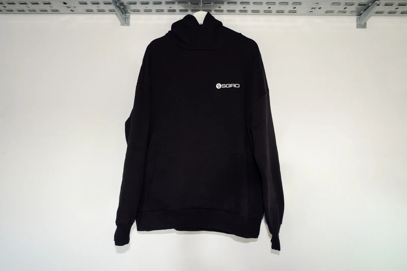 SGRO Heavy Hoodie - Vorderseite mit weißem Brustlogo