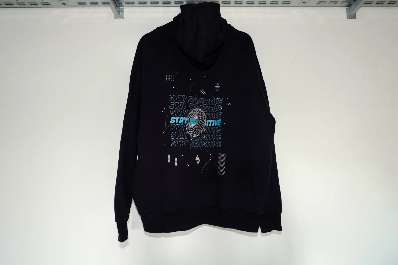 SGRO Heavy Hoodie - Rückseite mit Stay-SGROsitive-Print