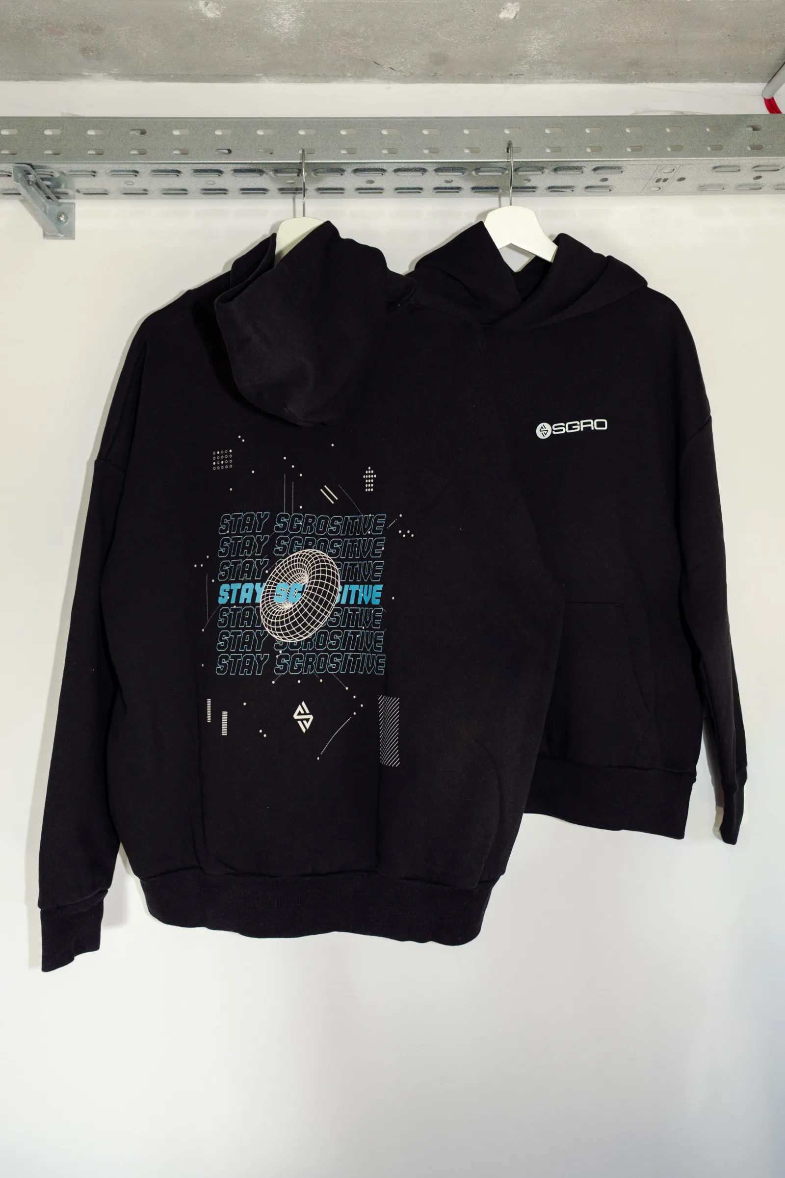 Beide Seiten des SGRO Heavy Hoodies nebeneinander