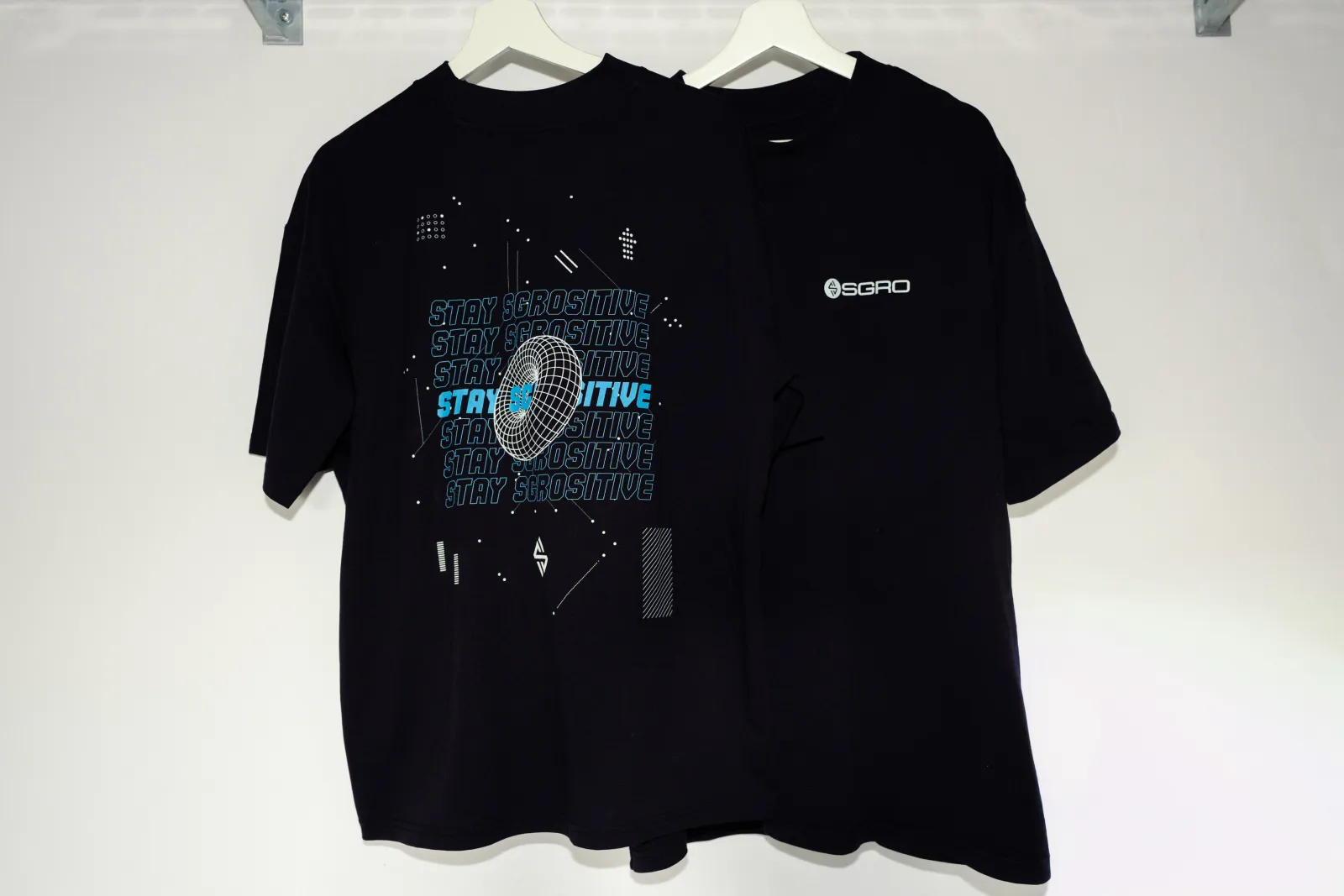 Beide Seiten des SGRO Oversized Tees nebeneinander